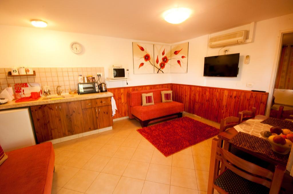 Elimelech Bapardes Villa Sheʼar Yashuv Rom bilde